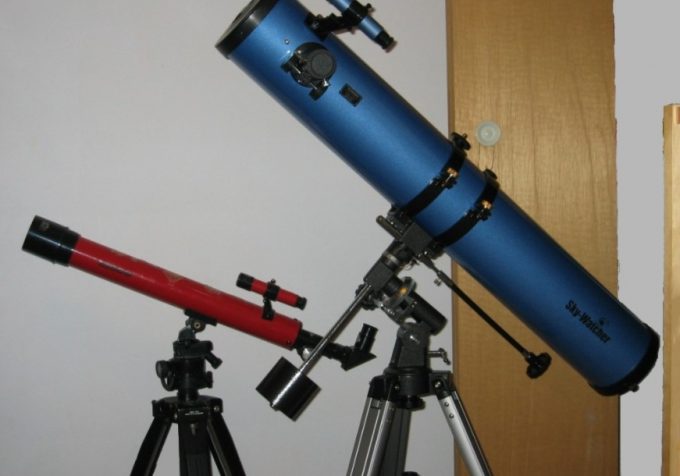 telescopes on tripods